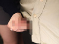 イケメン彼氏を背後から手コキで勃起誘惑する性欲熟女