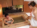 巨乳妻が初対面のデカチン男性とタオル一枚で相席混浴！