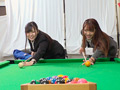 同僚同士の美脚OLがエロビリヤード対決！