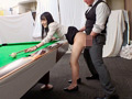 同僚同士の美脚OLがエロビリヤード対決！