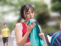 陸上部女子が媚○を盛られてオマ○コ決壊漏らしアクメ