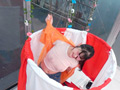 女子大生が青空ビキニ生着替えチャレンジ！2