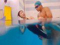 競泳水着の女子大生が固定バイブ平泳ぎに挑戦！