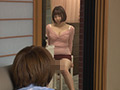 パンチラを見られた人妻は、自らパンティーを脱ぎ捨て2