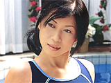 人妻競泳水着 浅田真結 小町紫
