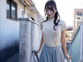 下の階に引っ越してきた人妻が巨乳すぎる！ 夏夜える