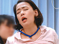 人妻ヘルパーの熟した肉体に思わず勃起！