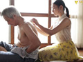 帰省した夫の実家で義父の汗舐め絶倫性交 三葉ちはる