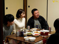 民泊先で男3人から数珠繋ぎアクメSEX つばさ舞