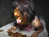 スカトロ！むせかえる食糞便器女3