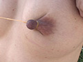 熟女の乳首遊び、輪ゴムで乳首を引っ張ちゃいました！
