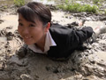 泥田で体力作り