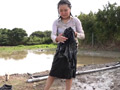 泥田で体力作り