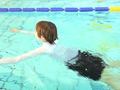 新入女子社員の着衣水泳研修（1） サンプル画像3