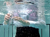 【水中編】新入女子社員の着衣水泳研修（1）