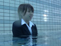 【水中編】新入女子社員の着衣水泳研修（1） サンプル画像1