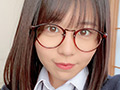 メガネっ娘の「こなっちゃん」学校では優等生だけど…。