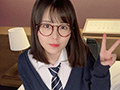 メガネっ娘の「こなっちゃん」学校では優等生だけど…。