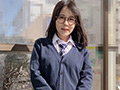 メガネっ娘の「こなっちゃん」学校では優等生だけど…。