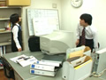 美人OLに玉を握り潰されたり竿をビンタされたり…