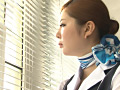 高身長スチュワーデス 汗ばんたストッキングで