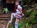 森に迷い込んだ女の子を緊○外飼いペット化