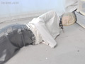 革に包まれる女