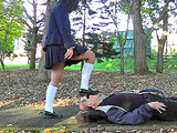 制服少女が黒ストッキングとローファーで顔面土足踏み