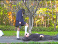 制服少女が黒ストッキングとローファーで顔面土足踏み