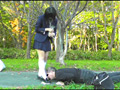 制服少女が黒ストッキングとローファーで顔面土足踏み
