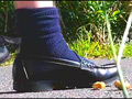 お嬢様のローファーが巨大カタツムリを踏み潰す！