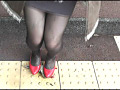 OLさんの脚線美の下で踏み潰されるヒキガエル！