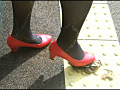 OLさんの脚線美の下で踏み潰されるヒキガエル！