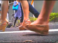 女子大生のサンダルやスニーカーがイモムシを踏み潰す！