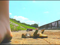 土で汚れたストッキング＆ナマ足でヒキガエルを踏み潰す