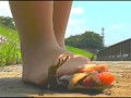 土で汚れたストッキング＆ナマ足でヒキガエルを踏み潰す