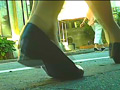パンプスとサンダルがイモムシとコオロギを踏み潰す！