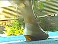 パンプスとサンダルがイモムシとコオロギを踏み潰す！