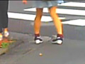 パンプスとサンダルがイモムシとコオロギを踏み潰す！