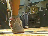 女子大生のヒールやスニーカーがイモムシを踏み潰す！