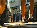 女子大生のヒールやスニーカーがイモムシを踏み潰す！