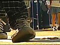 女子大生のヒールやスニーカーがイモムシを踏み潰す！