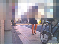 パンプスのつま先やカカトがイモムシを踏み潰す！