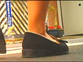 パンプスのつま先やカカトがイモムシを踏み潰す！
