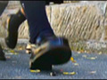 【復刻版】ローファーの下で無残な姿と化すコオロギ！
