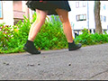 妖精たちのローファーがコオロギを踏みにじる！