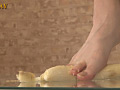 バナナを性器のように素足で弄んで踏み潰すJK
