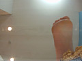 童顔JKが悪びれもせず、笑顔でおにぎりを踏み潰す
