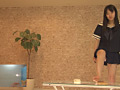 童顔JKが悪びれもせず、笑顔でおにぎりを踏み潰す
