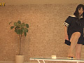 童顔JKが悪びれもせず、笑顔でおにぎりを踏み潰す